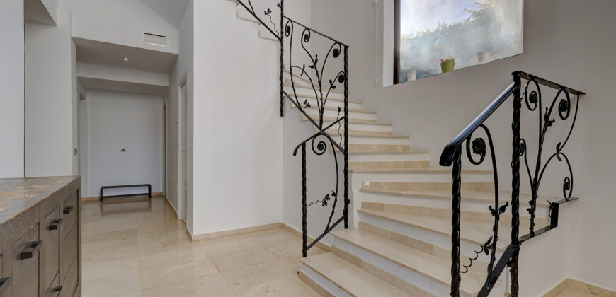Elegant 5-Bedroom Villa with Private Pool in El Rosario, Marbella
