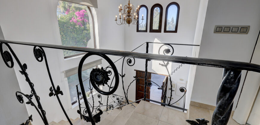 Elegant 5-Bedroom Villa with Private Pool in El Rosario, Marbella