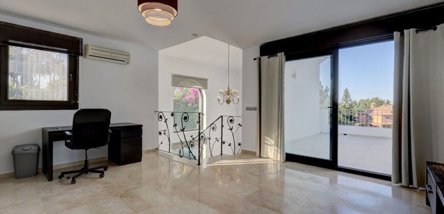 Elegant 5-Bedroom Villa with Private Pool in El Rosario, Marbella