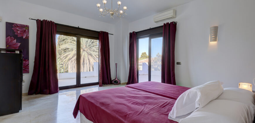 Elegant 5-Bedroom Villa with Private Pool in El Rosario, Marbella