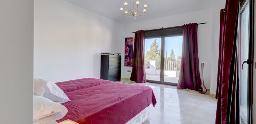 Elegant 5-Bedroom Villa with Private Pool in El Rosario, Marbella