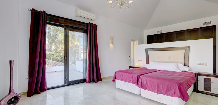 Elegant 5-Bedroom Villa with Private Pool in El Rosario, Marbella