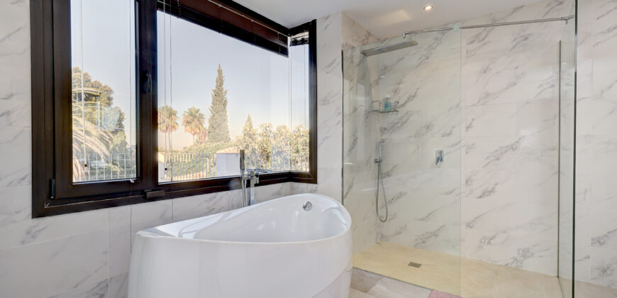 Elegant 5-Bedroom Villa with Private Pool in El Rosario, Marbella