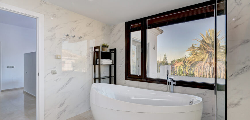 Elegant 5-Bedroom Villa with Private Pool in El Rosario, Marbella