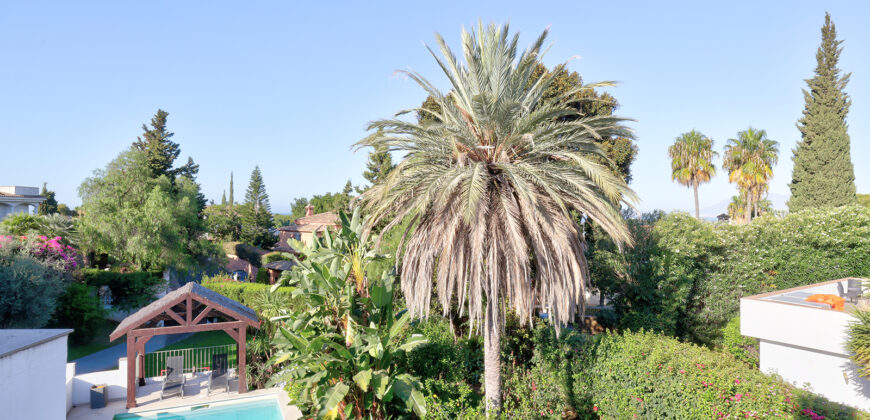Elegant 5-Bedroom Villa with Private Pool in El Rosario, Marbella