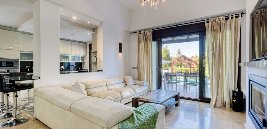 Elegant 5-Bedroom Villa with Private Pool in El Rosario, Marbella