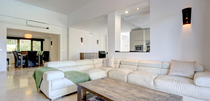 Elegant 5-Bedroom Villa with Private Pool in El Rosario, Marbella