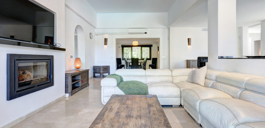 Elegant 5-Bedroom Villa with Private Pool in El Rosario, Marbella