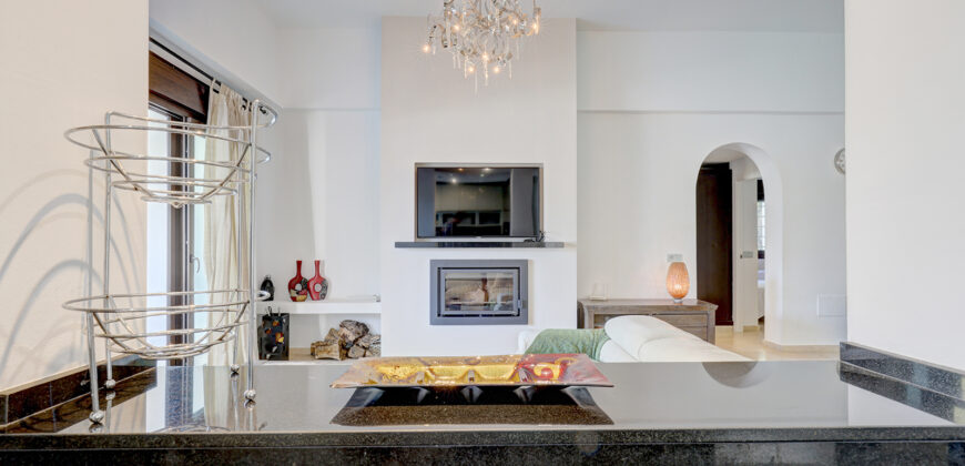 Elegant 5-Bedroom Villa with Private Pool in El Rosario, Marbella