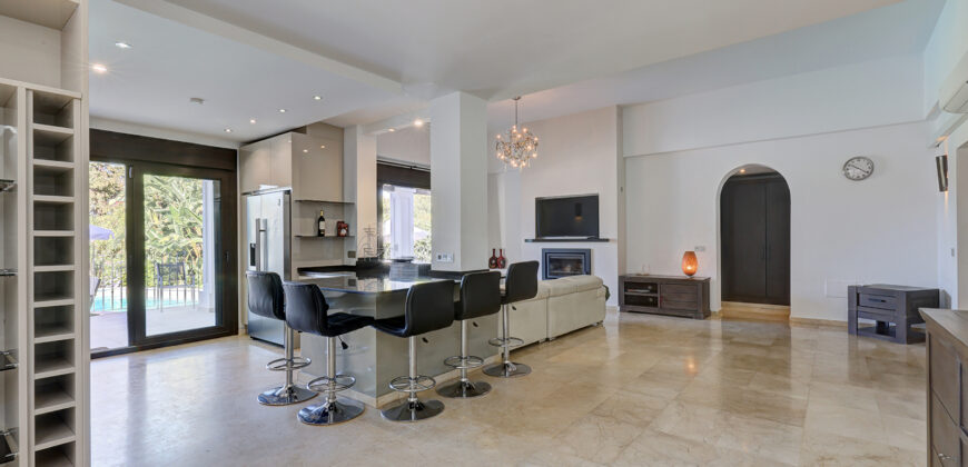 Elegant 5-Bedroom Villa with Private Pool in El Rosario, Marbella