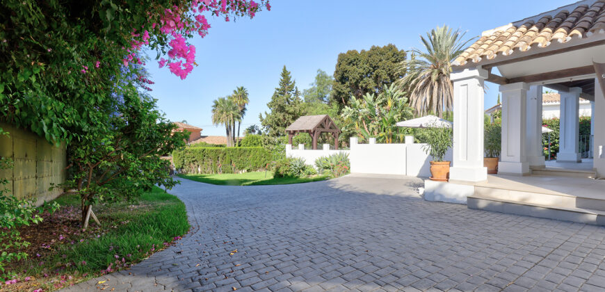 Elegant 5-Bedroom Villa with Private Pool in El Rosario, Marbella