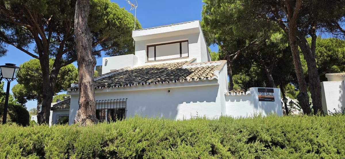 Beautifully Renovated Corner Townhouse in Benamara – Beachside Between San Pedro & Estepona