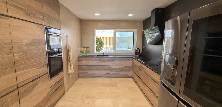 Elegant 3-Bedroom Duplex Penthouse with Private Rooftop Pool