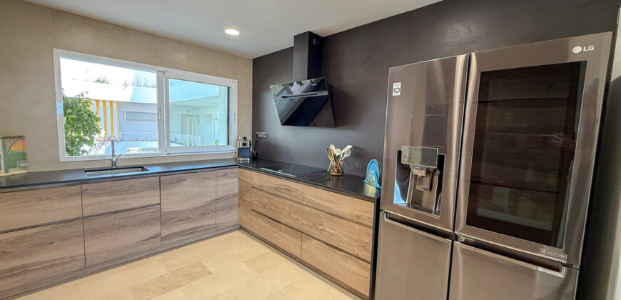 Elegant 3-Bedroom Duplex Penthouse with Private Rooftop Pool